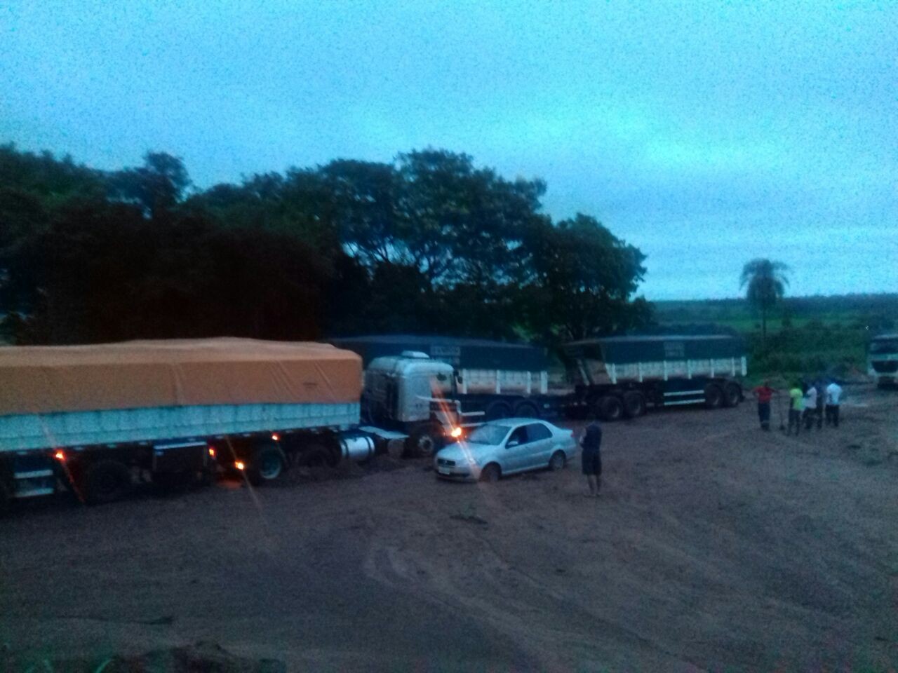 BR-376 em Loanda está interditada devido duas carretas atoladas 