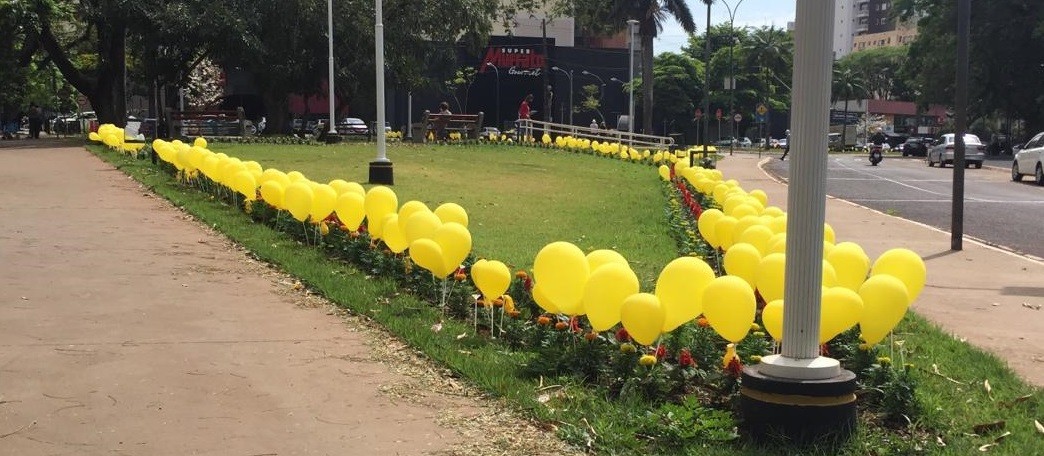 Balões amarelos enfeitam praça e dão boas-vindas à primavera