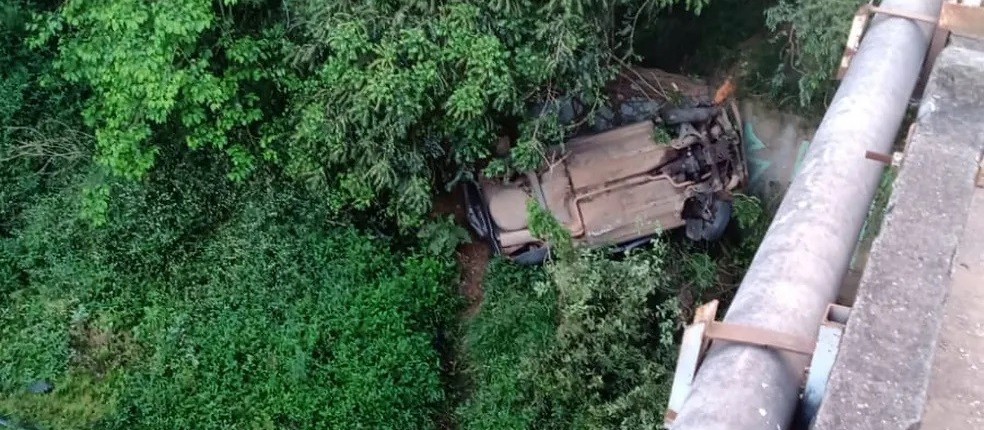 Ponta Grossa: mulher morre após carro em que estava despencar de viaduto