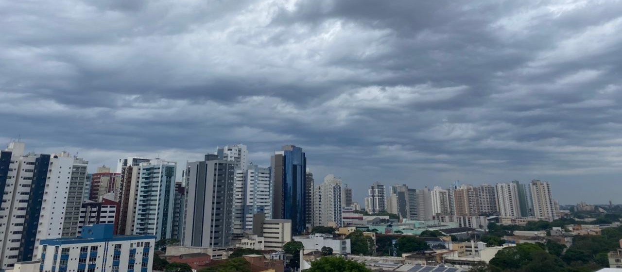 Dia nublado e pancadas de chuva marcam a sexta-feira (14) em Maringá