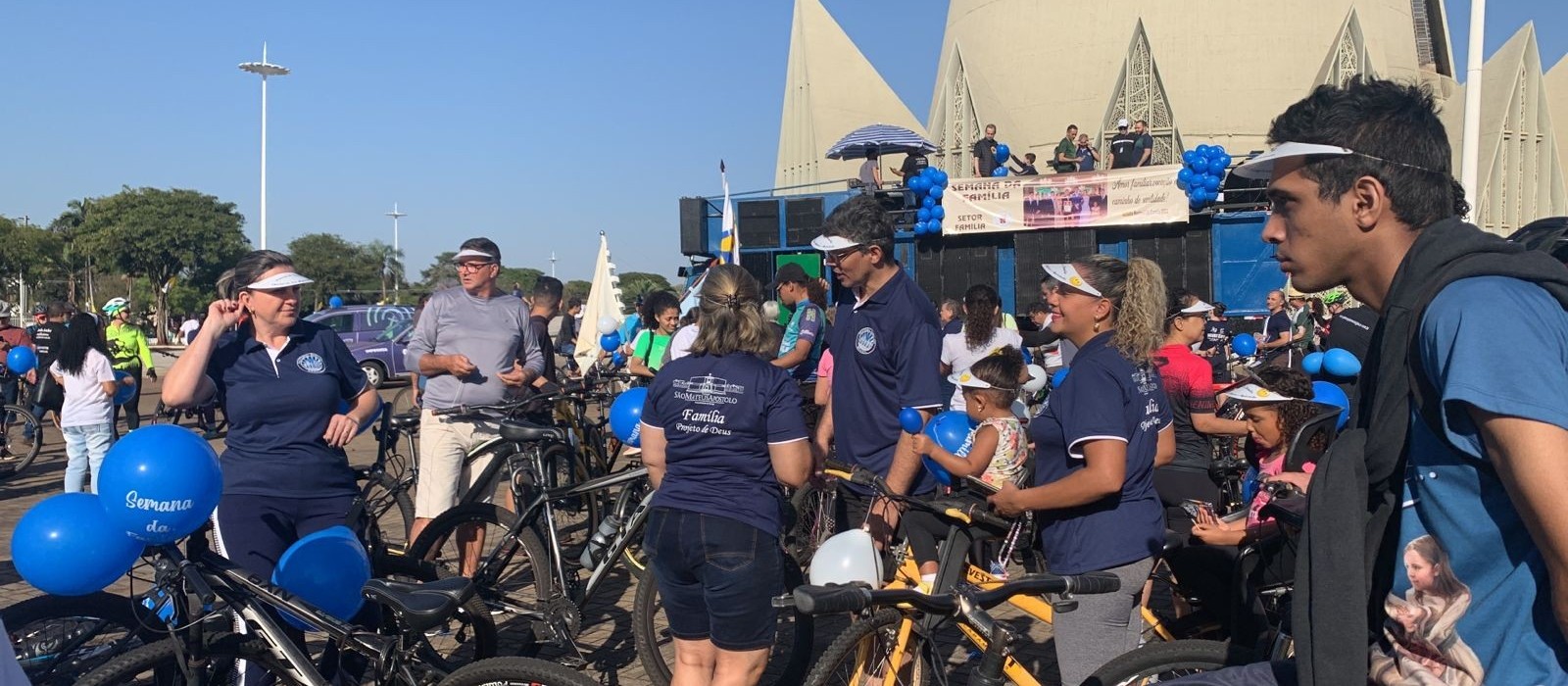 Fiéis se reúnem para o passeio ciclístico e caminhada da família