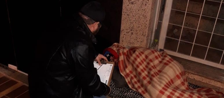 Apenas sete moradores de rua aceitam abrigo para escapar do frio 