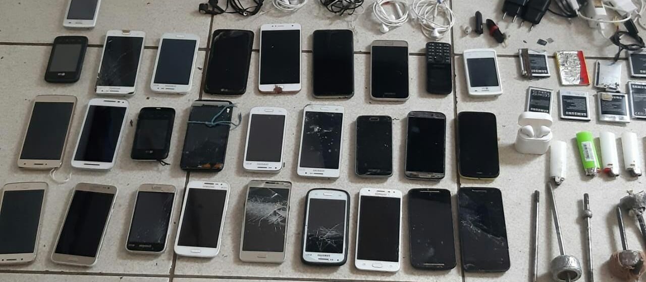Quase 30 celulares são retirados da cadeia de Paranavaí