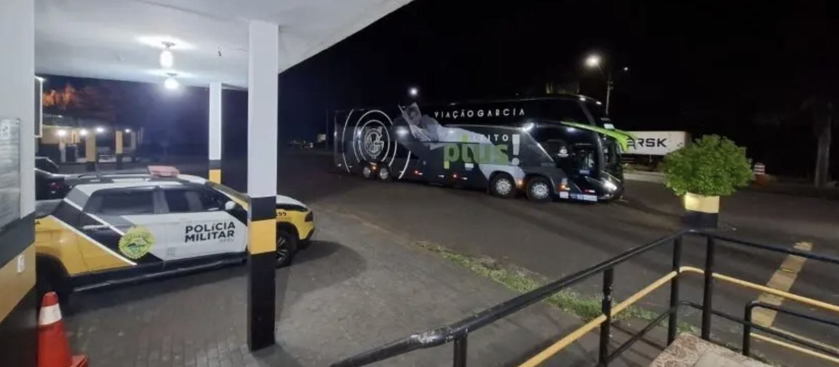 Piratas do asfalto atiram contra ônibus e roubam passageiros em Floresta