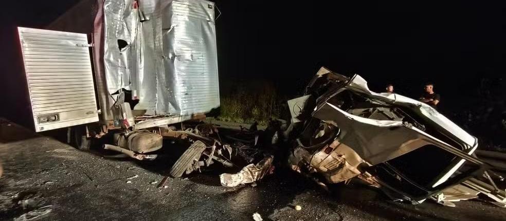 Acidente entre ônibus e caminhão deixa duas pessoas mortas e 23 feridas
