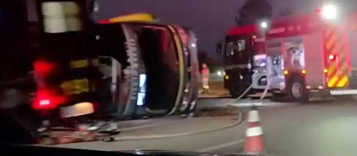 Ônibus que saiu de Maringá tomba na Rodovia Raposo Tavares, em São Paulo