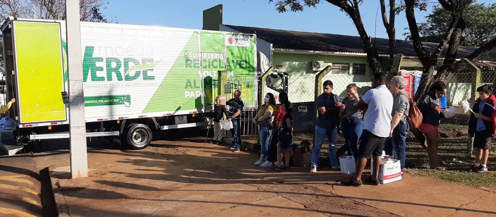 Maringaenses realizam troca de recicláveis e óleo usado por alimentos