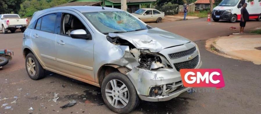 Acidente grave entre carro e moto deixa motociclista gravemente ferido em Maringá
