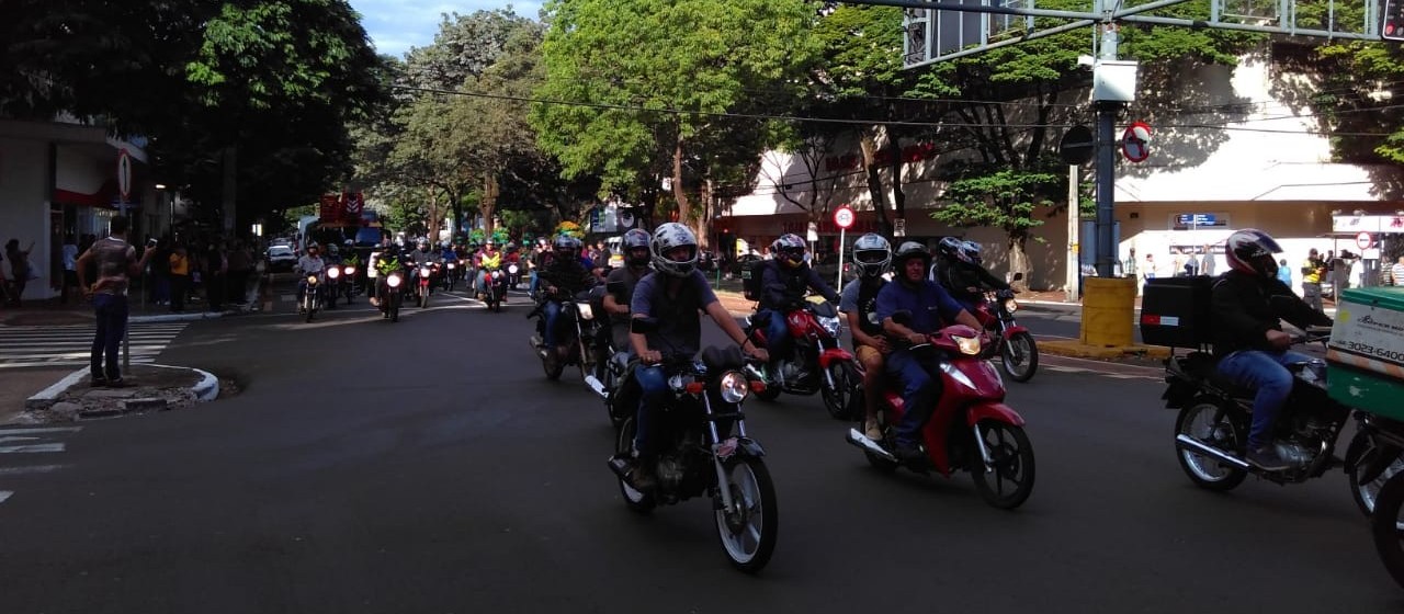 Motociclistas e caminhoneiros fazem carreata no centro de Maringá