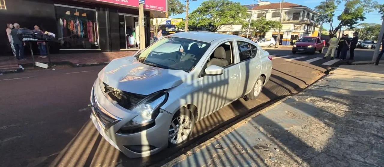 Câmera registra colisão que deixou mulher ferida em cruzamento de Maringá