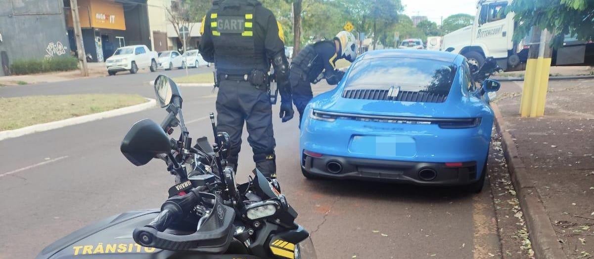 Porsche 911 é flagrado com mais de R$ 61 mil em débitos em Maringá