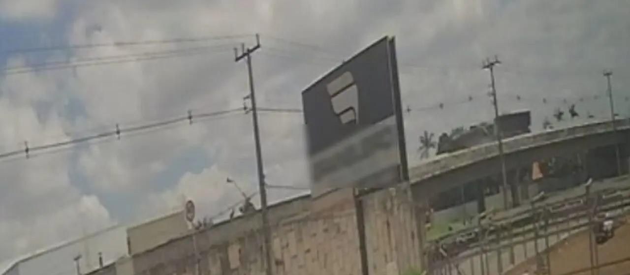 Carreta tomba no Contorno Norte em Maringá e deixa duas pessoas feridas