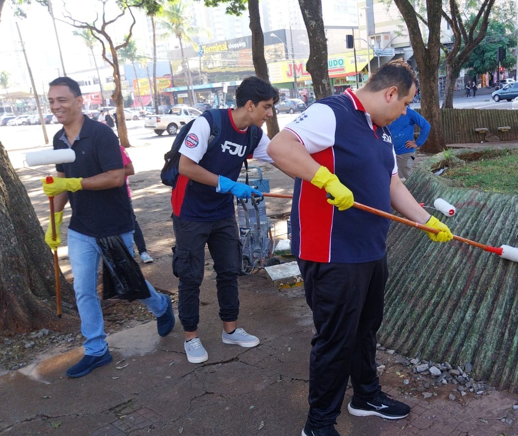 Praça Raposo Tavares ganha cara nova em ação de comerciantes e voluntários