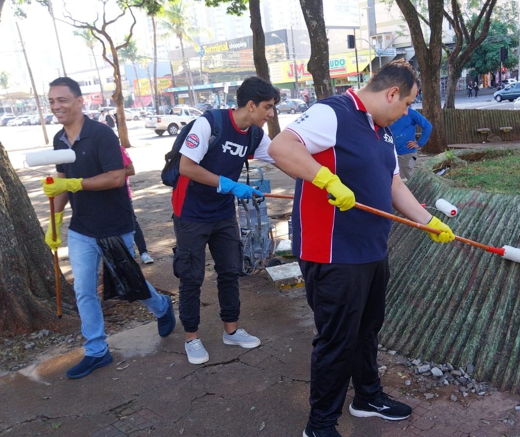 Praça Raposo Tavares ganha cara nova em ação de comerciantes e voluntários 