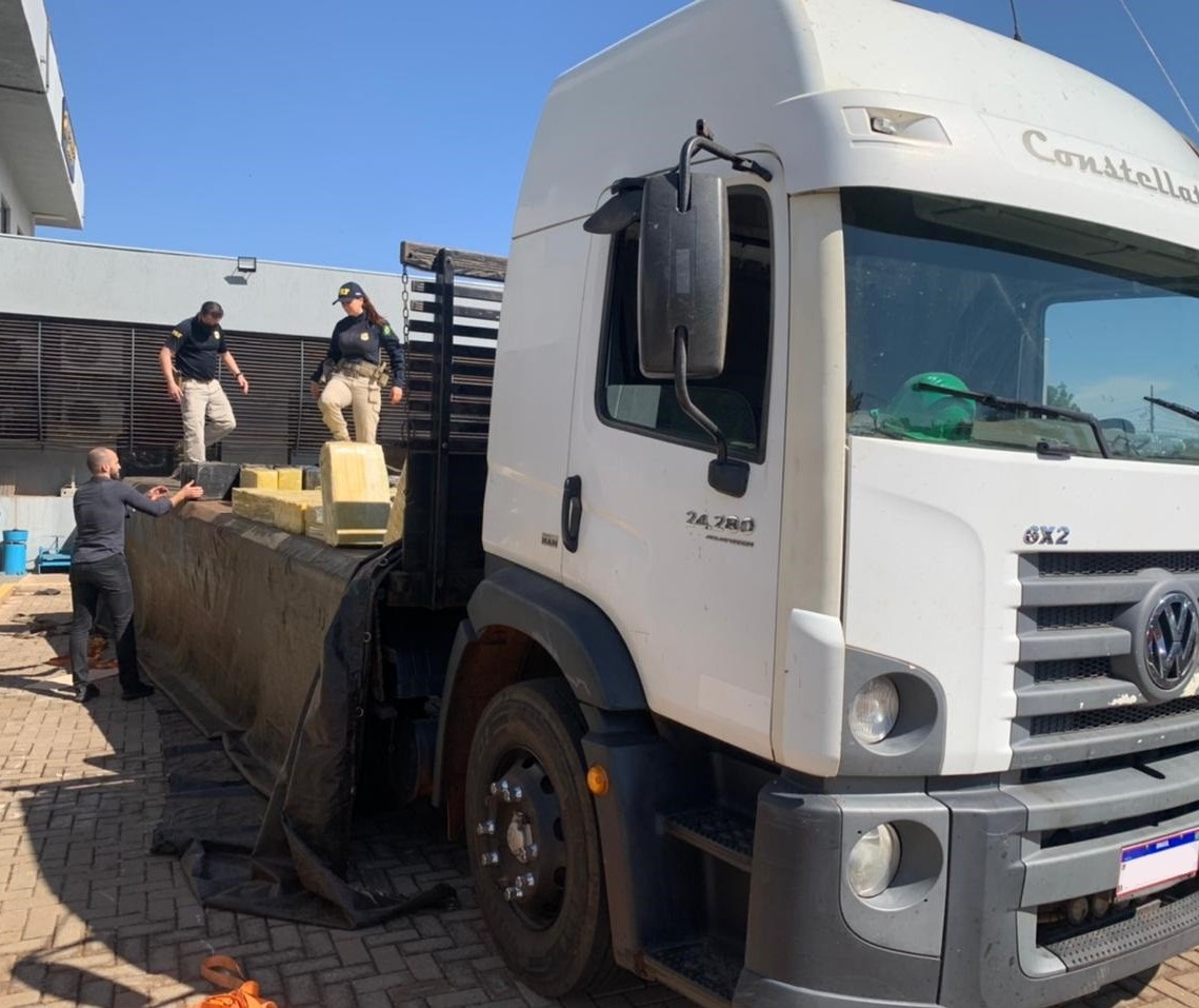 PRF apreende três toneladas de maconha em caminhão roubado
