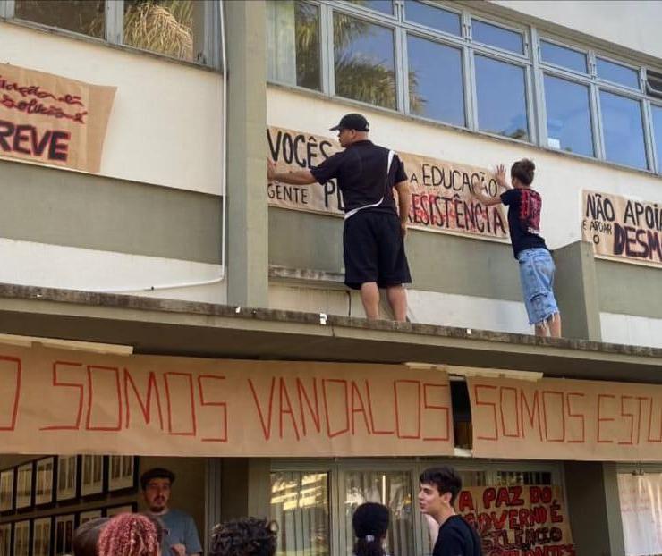 Estudantes ocupam reitoria da UEM reivindicando melhorias