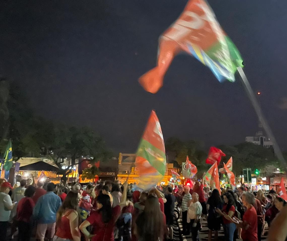 Apoiadores de Lula comemoram vitória na Praça Raposo Tavares, em Maringá 