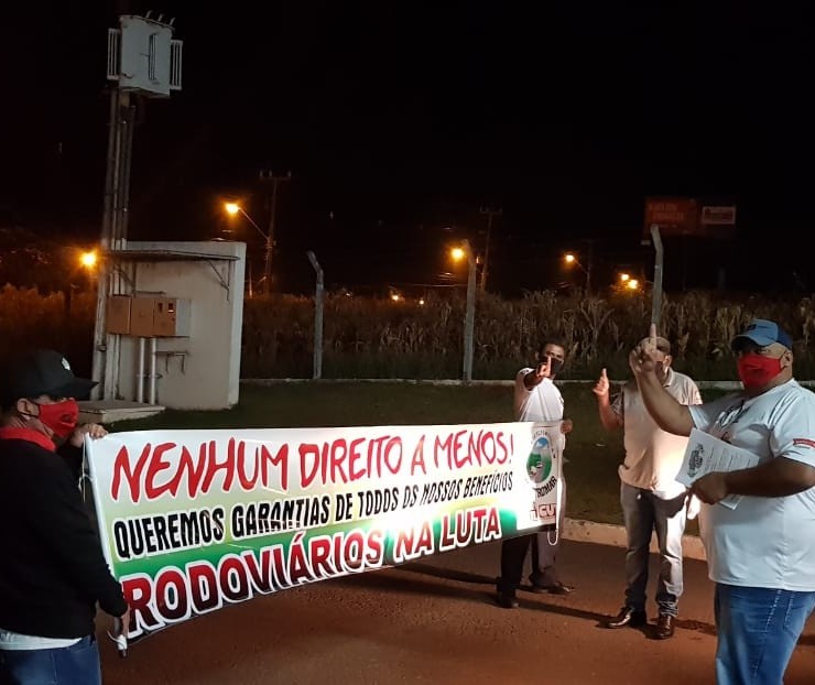 Manifestação de sindicalistas atrasa saída de ônibus da garagem da TCCC em Maringá