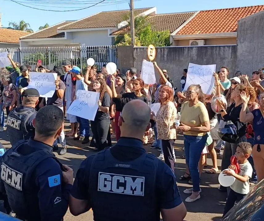Família e amigos protestam em Sarandi após professora ser morta com mais de 30 facadas pelo ex-marido