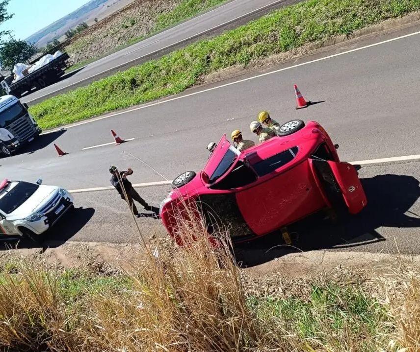 Mulher fica ferida após capotamento na PR-323, na região de Maringá