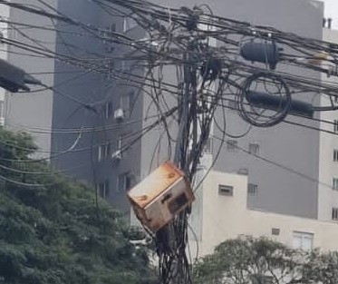 Procon diz que Copel não apresentou solução para fios soltos na cidade; companhia contesta