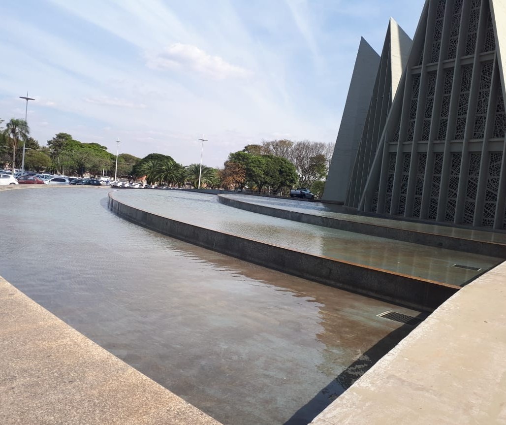 Espelhos d'água da catedral voltam a ficar cheios para testes