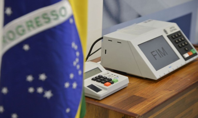 Candidatos à prefeitura de Maringá votam pela manhã