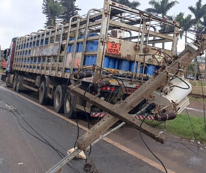 Acidente com caminhão derruba postes e complica trânsito na Av. Colombo