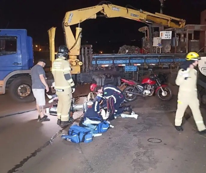 Motociclista fica em estado grave após colidir contra caminhão em Maringá