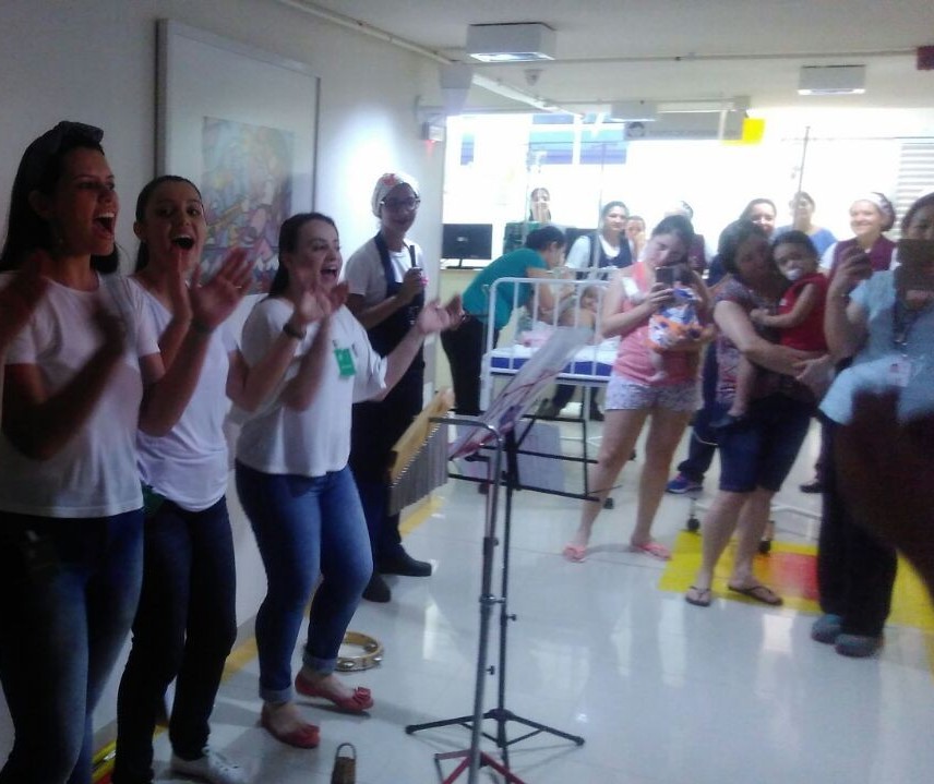 Voluntários levam alegria para crianças internadas em hospital de Maringá