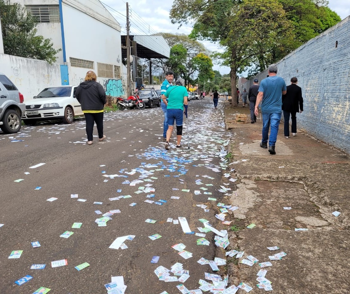 PM de Sarandi flagrou, durante a madrugada, a ação de pessoas que jogaram santinhos em vias públicas