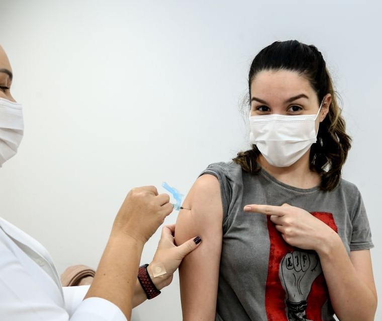 Vacinação contra Covid-19 de adolescentes será retomada, diz secretário 