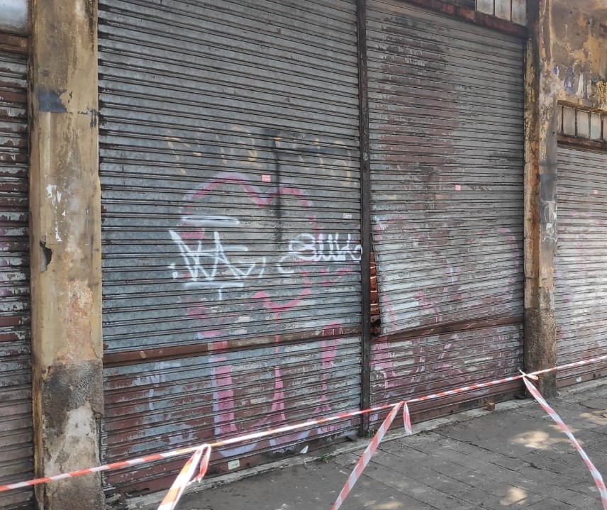 Cobertura de barracão desativado cai sobre carro de coleção