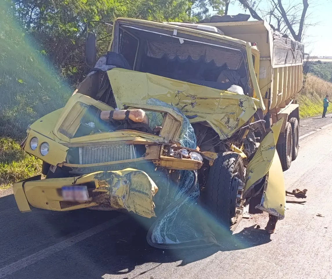 Caminhoneiro é resgatado das ferragens após grave acidente na BR-376