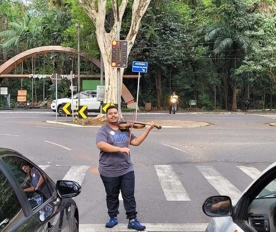  Jovem toca violino nos semáforos de Maringá e vira atração