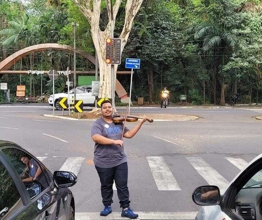Jovem toca violino nos semáforos de Maringá e vira atração