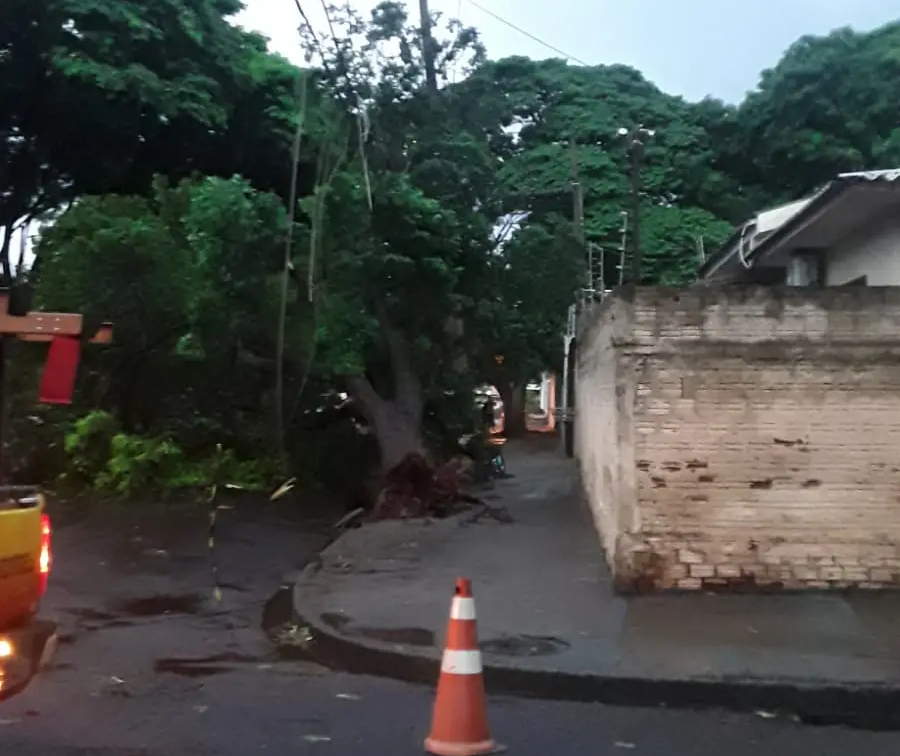 ‘Dia vira noite’ e chuva provoca transtornos em Maringá