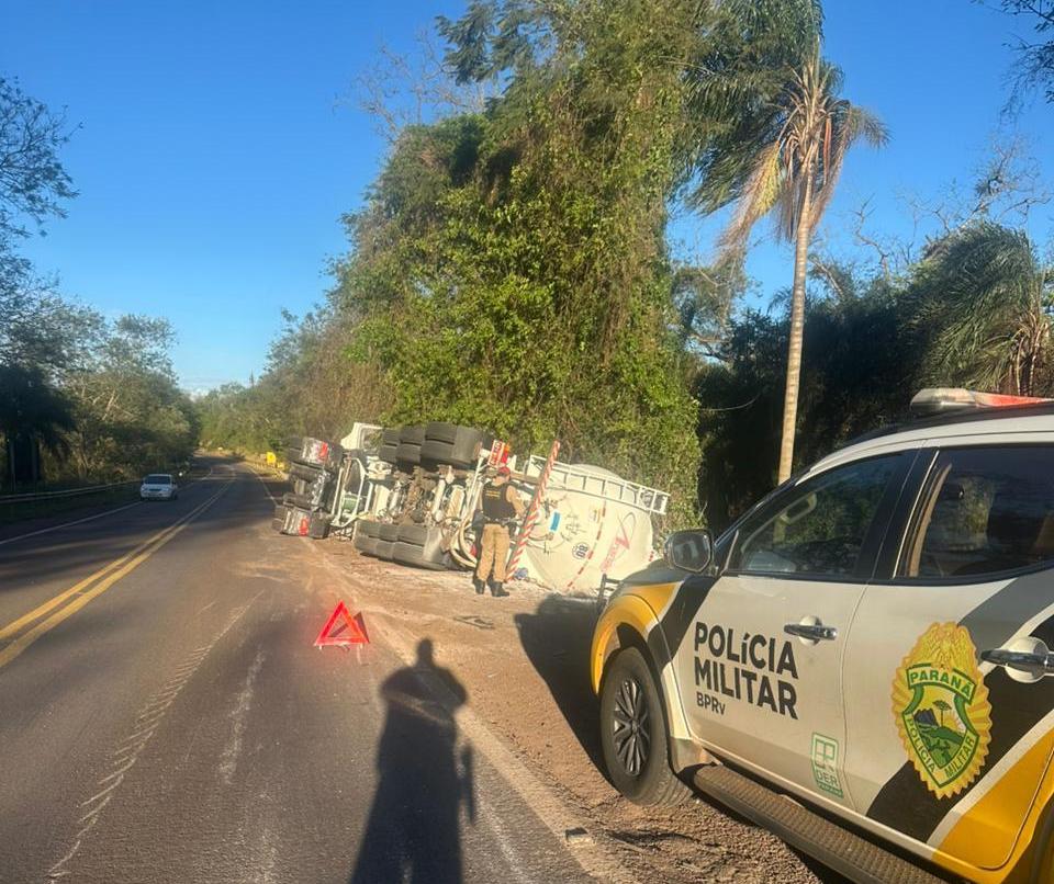 Caminhão tomba em curva na PR-323 em Tapejara