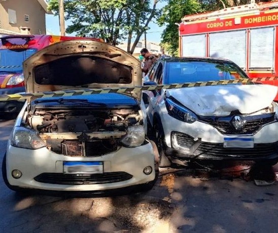 Acidente de trânsito deixa motorista preso em veículo, em Maringá