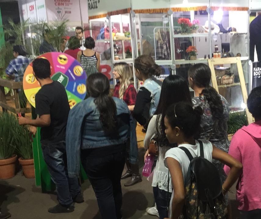 Estandes interativos na Expoingá atraem visitantes