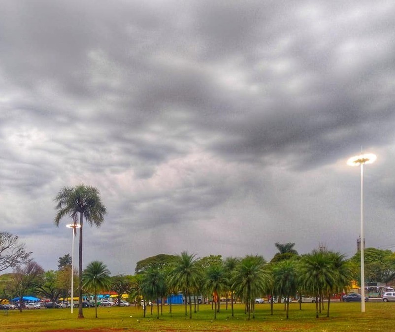 Terça-feira (13) será de muitas nuvens no céu e possibilidade de chuva