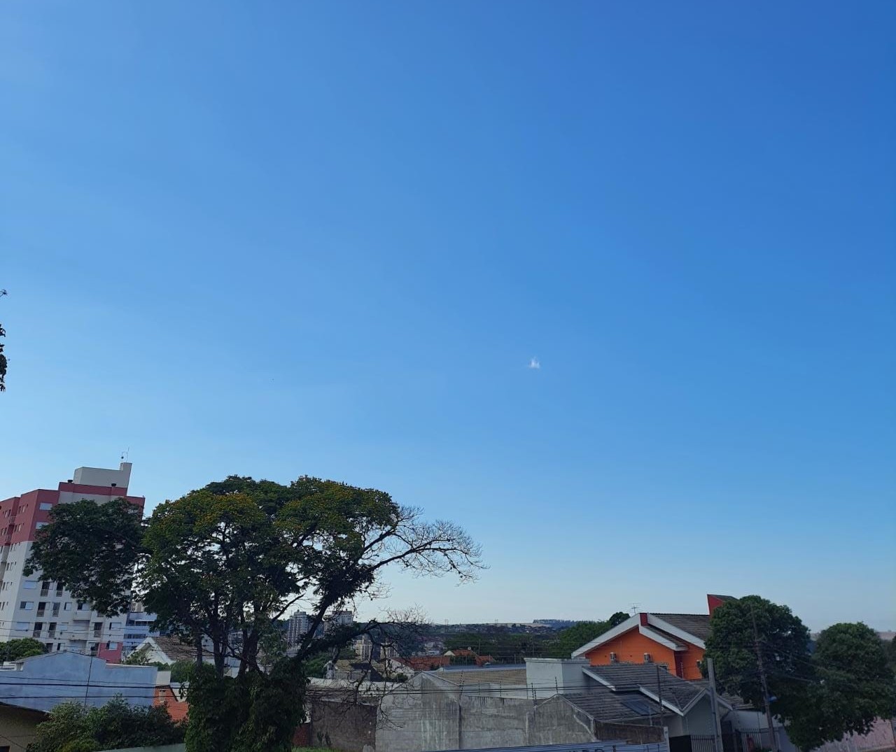 Segunda-feira pós eleições de sol e céu azul em Maringá