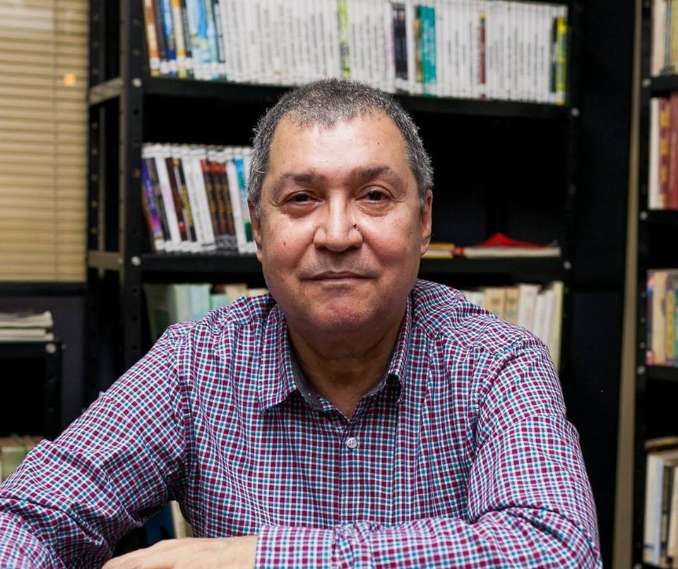 Professor de língua francesa lança novo livro de poemas