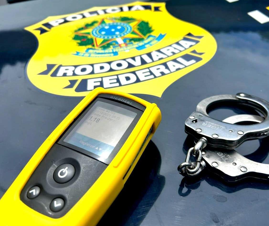 Motorista de bitrem dirige embriagado, faz zigue-zague na pista e é preso