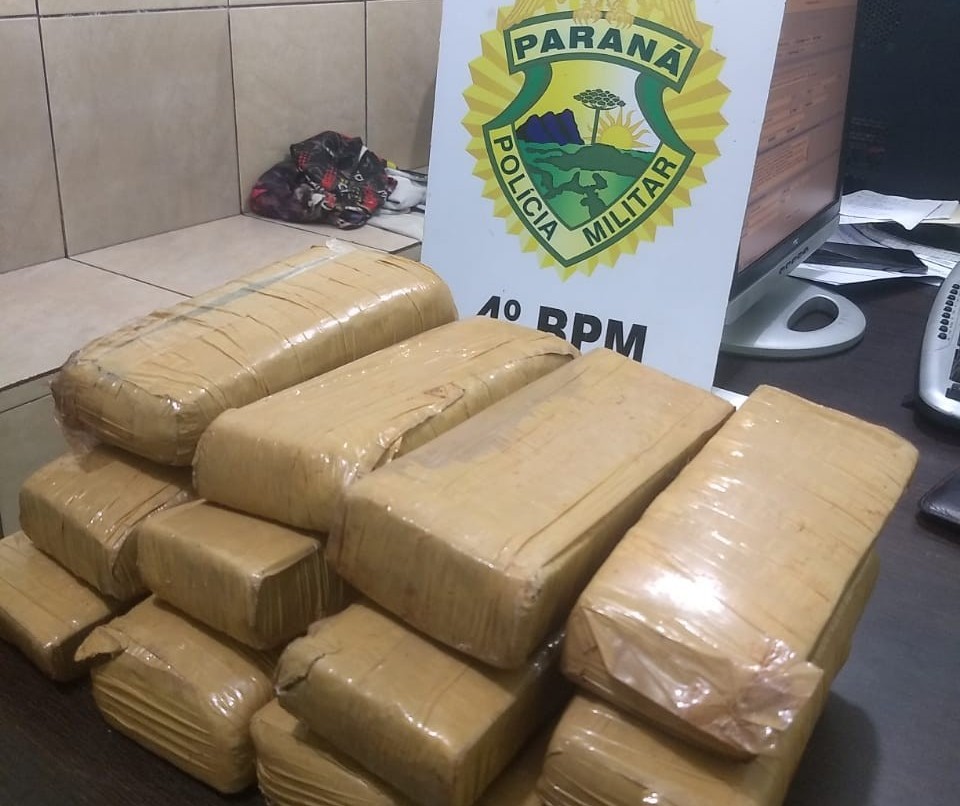 Após denúncias, PM prende homem e encontra droga em telhado