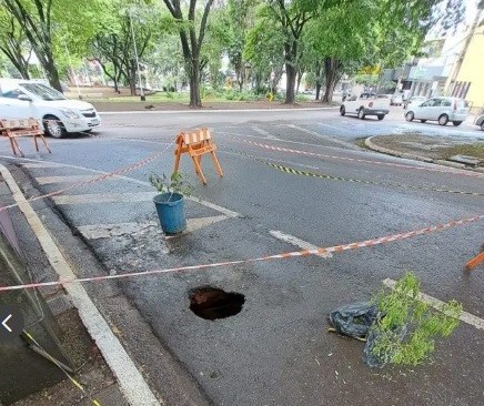 Buraco se abre em movimentada avenida de Maringá e parte da via é interditada