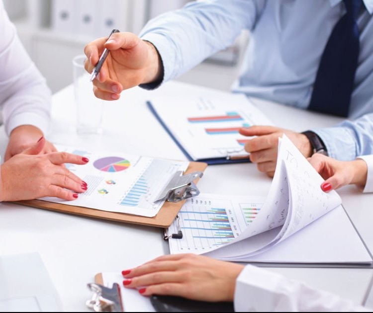 Por que julgamos as finanças pessoais de outras pessoas?