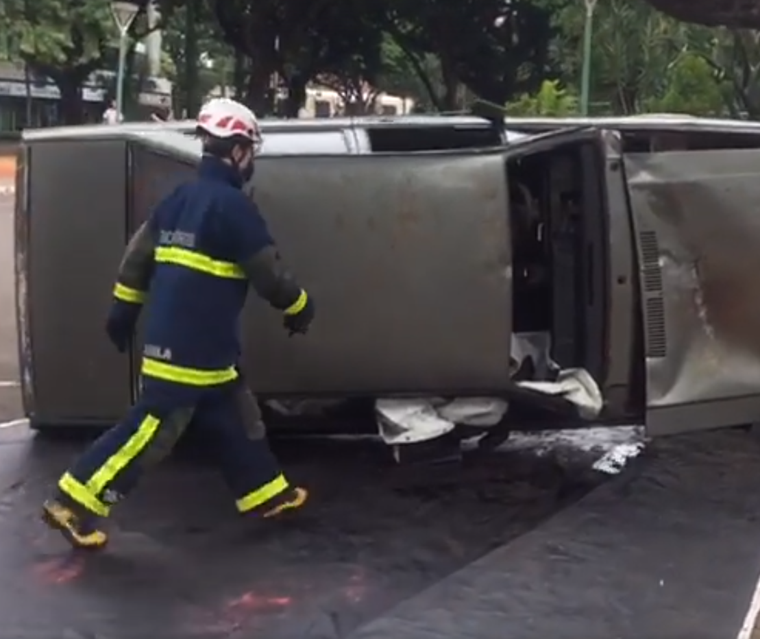 Resgate em acidente simulado atrai atenção no centro de Maringá