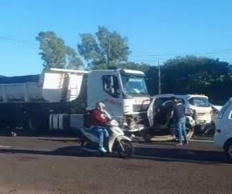 Três pessoas ficam feridas em acidente na BR-376 em Maringá