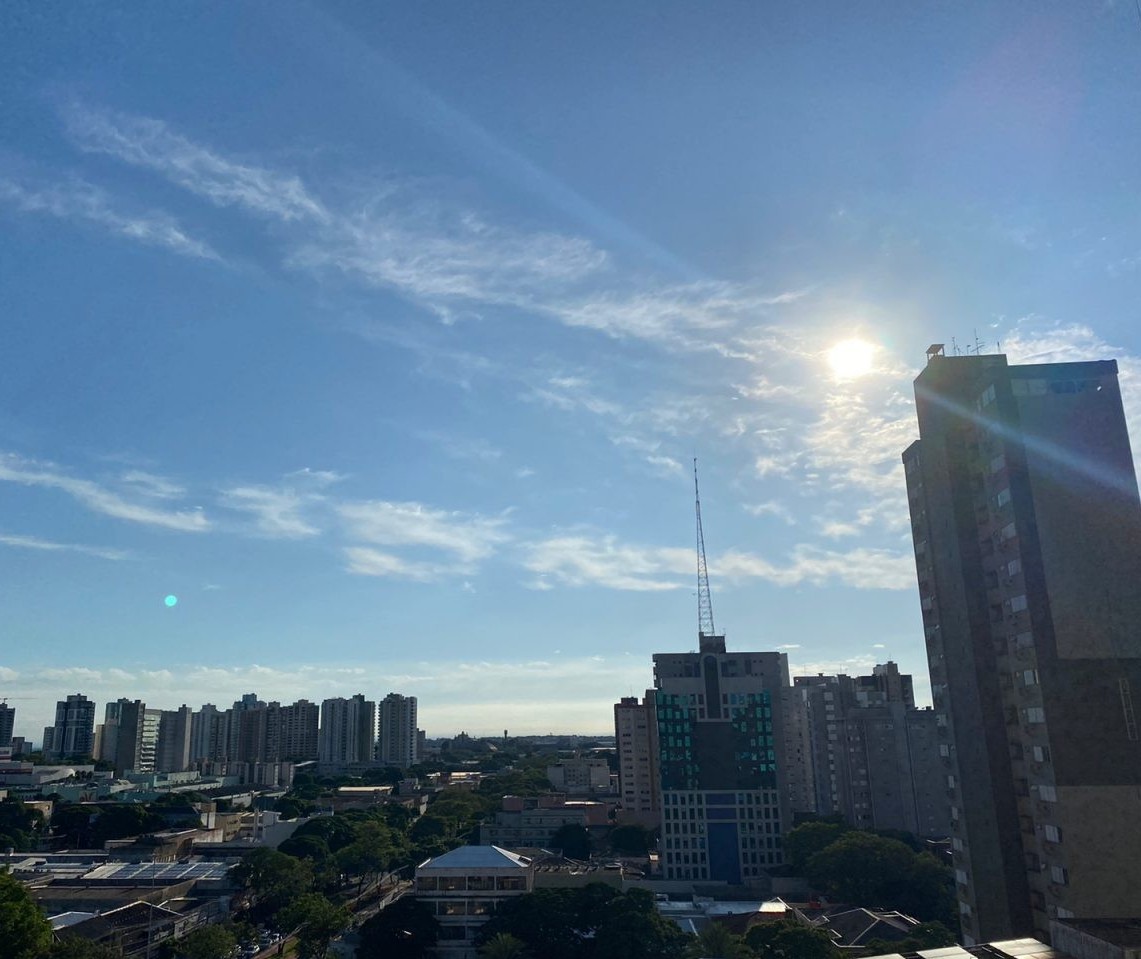 Terça-feira amanhece com céu azul e poucas nuvens, mas tempo pode mudar ao longo do dia